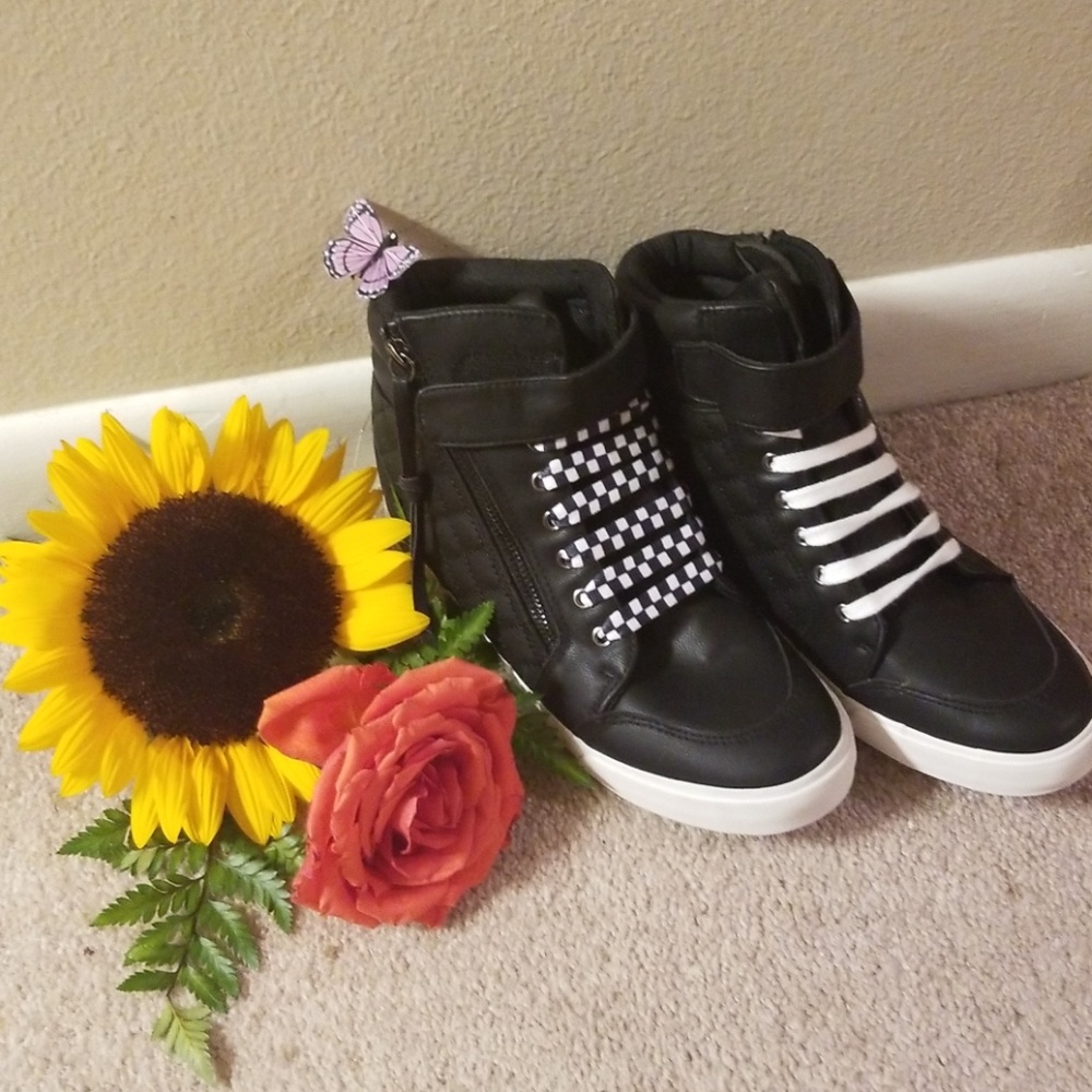 Wedge tennis shoes
